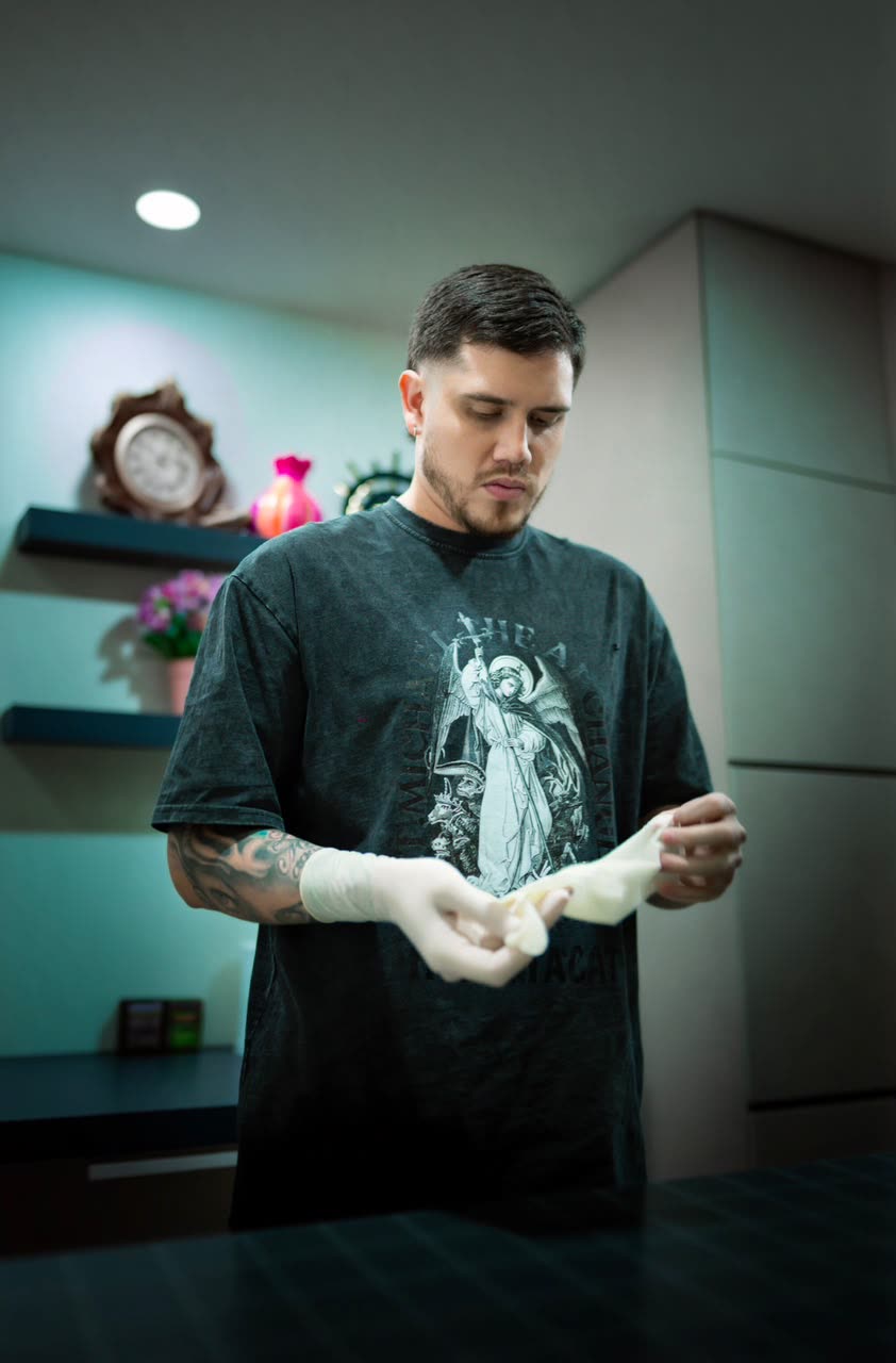 Martin colocándose guantes estériles antes de la perforación