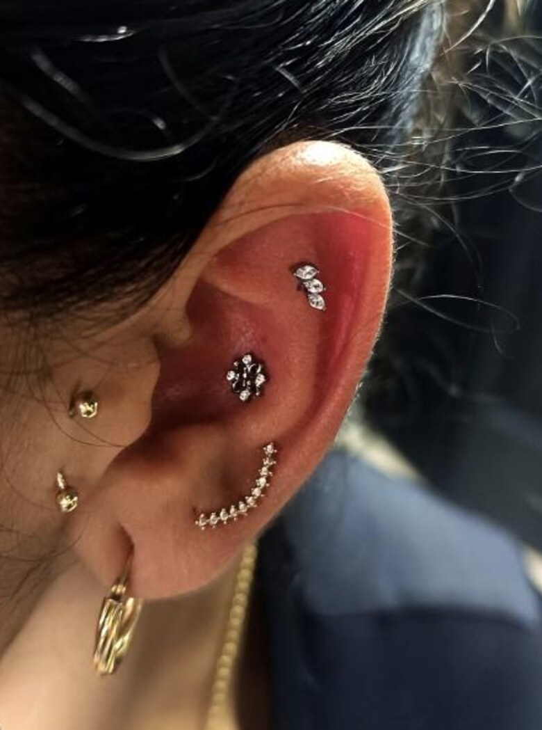 Resultado — hélix y lóbulo con joyería de diamantes y oro